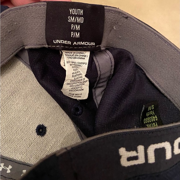 Youth S/M Under Armour baseball cap - Picture 7 of 7